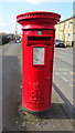 Elizabeth II postbox on North Road, Ravensthorpe