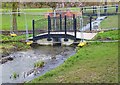 SO9570 : New bridge over Battlefield Brook, Sanders Park, Bromsgrove, Worcs by P L Chadwick