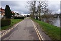 Thames path towards Laleham