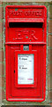 SE9854 : Elizabeth II postbox, Southburn by JThomas