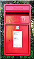 SE6965 : Elizabeth II postbox on Pariridge Hill, Foston by JThomas