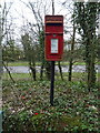 Elizabeth II postbox on Bury Ring, Billington