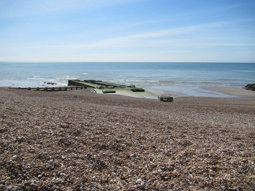 Outflow from Aldingbourne Rife, near... © Jeff Gogarty :: Geograph ...