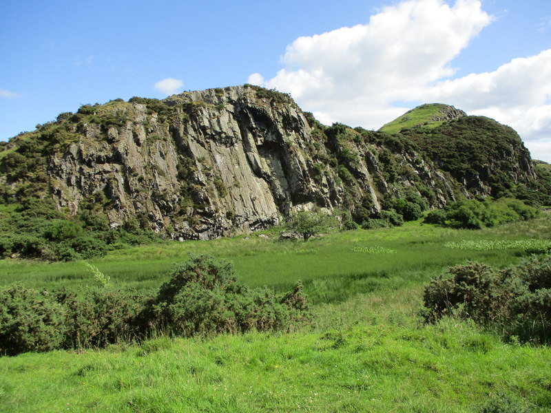 western-flank-of-binny-craig-alan-o-dowd-geograph-britain-and-ireland