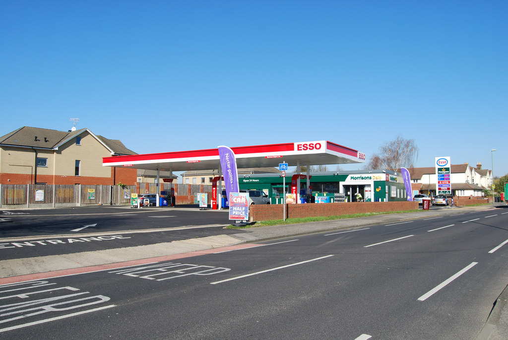 esso-garage-in-fareham-road-barry-shimmon-geograph-britain-and-ireland