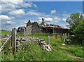 Ruined farm or farm building by Bare Jarnett Road