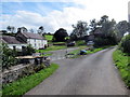 Heol fach yn mynd heibio i dy ffarm / A minor road passes a farm