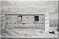 SE0086 : Field barn by P Gaskell
