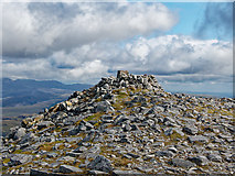 NC1611 : Summit shelter and cairn, Cùl Mòr by Julian Paren