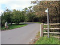 Llwybr yn gadael yr heol / Path exiting the road