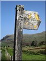 Arwydd llwybr cyhoeddus / Public footpath sign