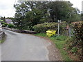 Llwybr yn gadael yr heol / Path exiting the road