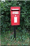 TF3139 : Elizabeth II postbox on Middlegate Road East, Kirton by JThomas