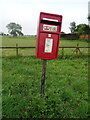 TF3125 : Elizabeth II postbox on the B1357, Loosegate by JThomas