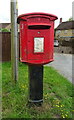 Elizabeth II postbox on Station Road, Tumby Woodside