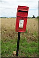TF2759 : Elizabeth II postbox on Station Road, Mareham Gate by JThomas