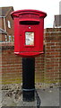 TF3952 : Elizabeth II postbox on Station Road, Leake Commonside by JThomas