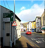 SO2118 : Bilingual direction sign, Beaufort Street, Crickhowell by Jaggery
