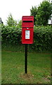 Elizabeth II postbox on Church Road, Ulceby