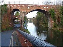 SO8555 : Railway bridge crossing the Worcester and Birmingham Canal by Philip Halling