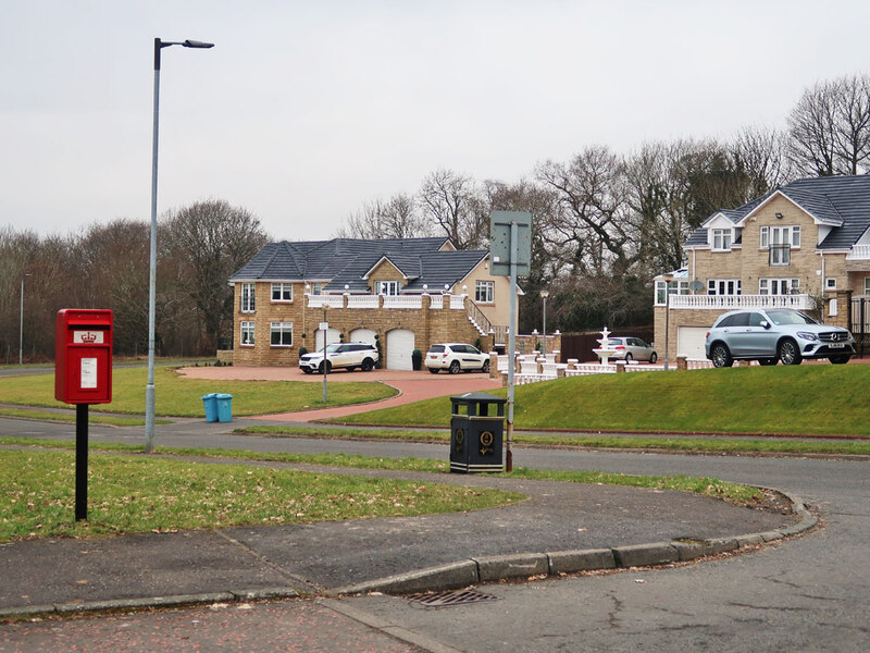 Houses at the entrance to Dalziel Park © wrobison Geograph Britain