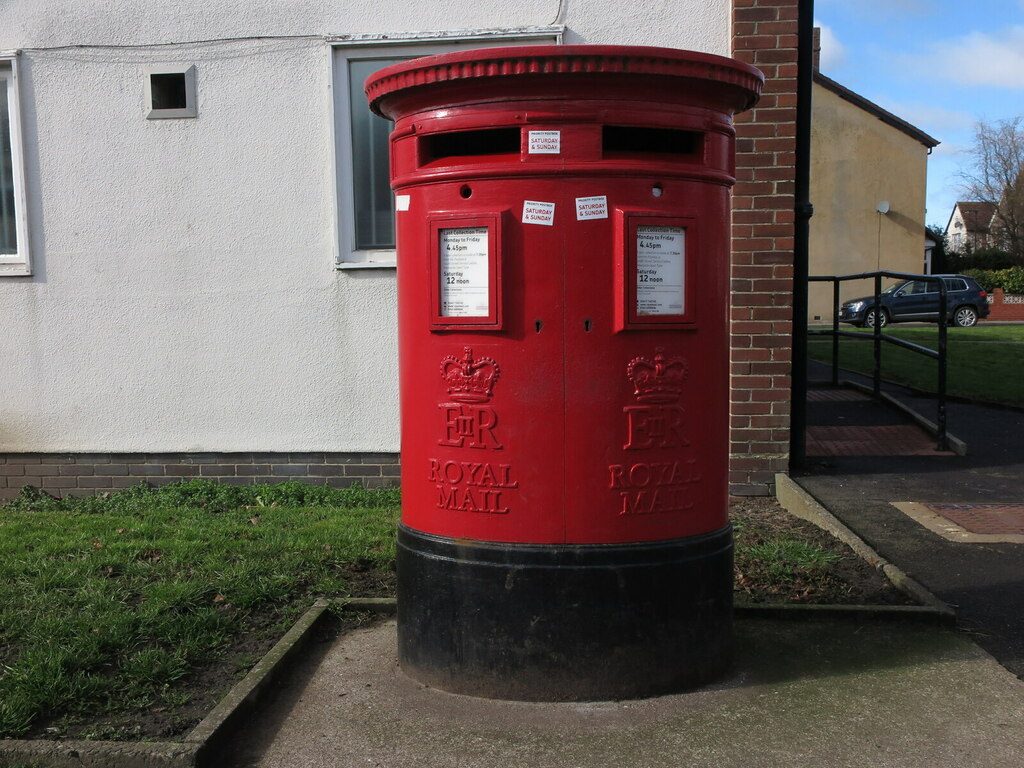 Post Box, Station Road, Benton © Geoff Holland :: Geograph Britain and ...