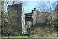 SO0428 : Ruined gatehouse and town wall by Captains Walk by M J Roscoe
