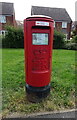 SO8651 : Elizabeth II postbox on Crookbarrow Road, Brockhill Village by JThomas