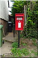 Elizabeth II postbox, Upper End, Birlingham