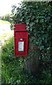 SO9248 : Elizabeth II postbox on Worcester Road, Drakes Broughton by JThomas