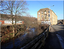 SE1115 : The River Colne at Tanyard Road, Milnsbridge by habiloid