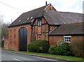 SO9256 : Granary and hay barn by Chequers House, Crowle by Chris Allen