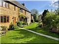 Footpath past the cottages to Banbury Lane