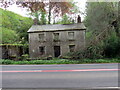 Tŷ gwag ar yr A484 / Derelict house on the A484