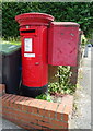 Elizabeth II postbox on Wrotham Road
