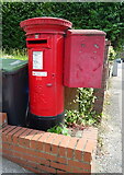 TQ6473 : Elizabeth II postbox on Wrotham Road by JThomas