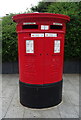 Double aperture Elizabeth II postbox on Windmill Street, Gravesend