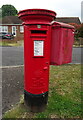 Elizabeth II postbox on Lower Higham Road, Chalk