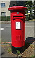 Elizabeth II postbox on Cambridge Drive, Lee