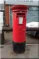 Elizabeth II postbox on London Road, Blackwater