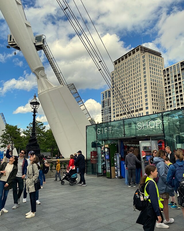 london eye tourist shop