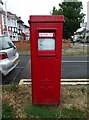 Elizabeth II postbox on Tawny Avenue, Upminster