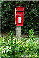 Elizabeth II postbox on Warfield Street, Newell Green