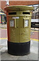 Double Aperture Elizabeth II postbox on  High Street, Maidenhead