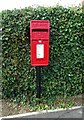 Elizabeth II postbox on Rushden Road