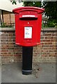 Elizabeth II postbox on Park Road