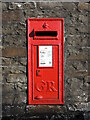 ST4676 : George V letterbox on Beach Road West by Neil Owen