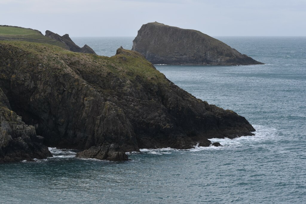 Ynys y Castell, with Ynys Deullyn in the... © Simon Mortimer ...