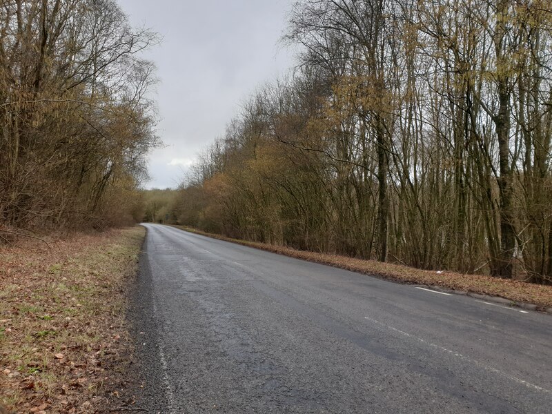 Larks Barrow Hill © Oscar Taylor :: Geograph Britain and Ireland