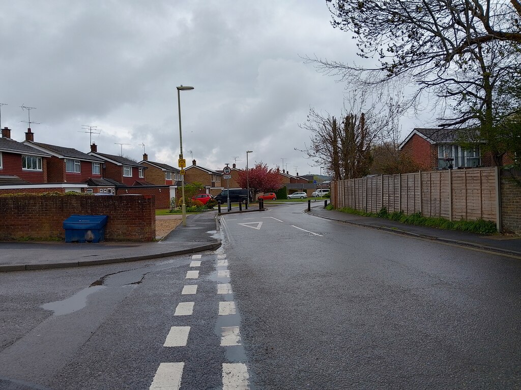 village-way-traffic-calming-oscar-taylor-geograph-britain-and-ireland